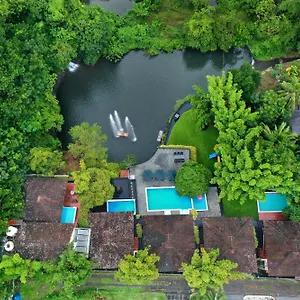 4* Resort Athirapally Trees